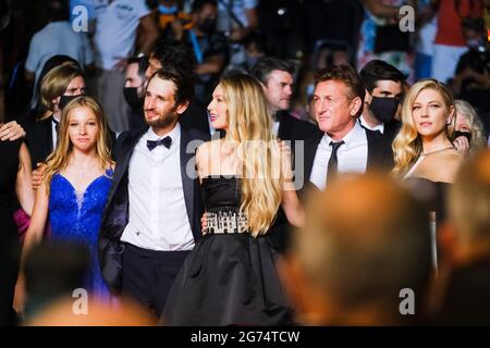 Palais des Festivals, Cannes, Frankreich. Juli 2021. Cast besucht den Roten Teppich am Tag der Flagge. Personen Im Bild, Jaydn Rylee, Dylan Penn, Sean Penn, Katheryn Winnick. Bild nach Kredit: Julie Edwards/Alamy Live News Stockfoto