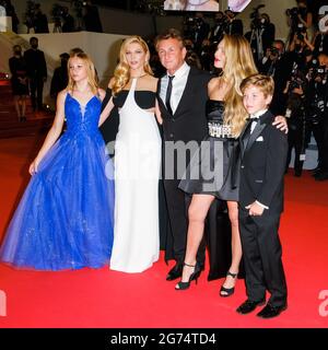 Palais des Festivals, Cannes, Frankreich. Juli 2021. Cast besucht den Roten Teppich am Tag der Flagge. Personen Im Bild, Jaydn Rylee, Dylan Penn, Sean Penn, Katheryn Winnick. Bild nach Kredit: Julie Edwards/Alamy Live News Stockfoto