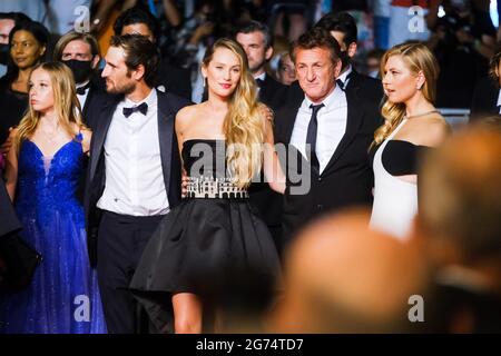 Palais des Festivals, Cannes, Frankreich. Juli 2021. Cast besucht den Roten Teppich am Tag der Flagge. Personen Im Bild, Jaydn Rylee, Dylan Penn, Sean Penn, Katheryn Winnick. Bild nach Kredit: Julie Edwards/Alamy Live News Stockfoto