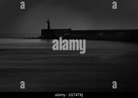 Newhaven Leuchtturm Kunst in schwarz und weiß Stockfoto