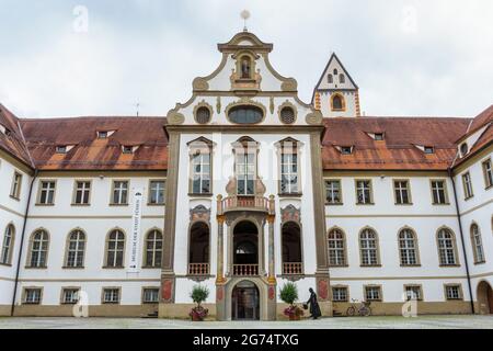 Das Museum von Füssen, Bayern, Deutschland. Das Museum befindet sich im ehemaligen Benediktinerkloster St. Mang und beherbergt eine Sammlung von Lauten und Geigen. Stockfoto