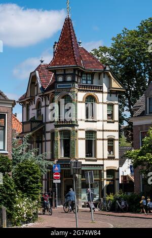 Alkmaar, Niederlande, Juni 2021. Alte Villen im Zentrum von Alkmaar. Hochwertige Fotos Stockfoto