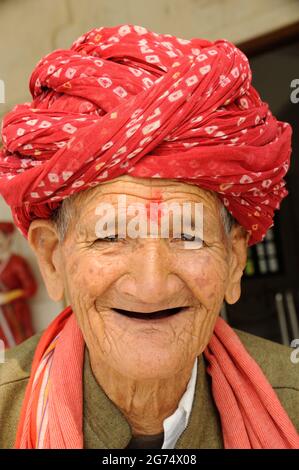 Bundi, Rajasthan, Indien - 2017 : Rajasthani Stammes alter Mann trägt traditionellen bunten Turban & lächelnd. Bundi Stockfoto