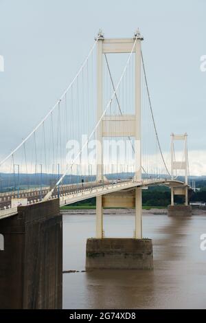 Blick auf die ursprüngliche Wahrzeichen der 1960er Jahre Severn Bridge, die England und Wales über den Fluss Severn verbindet Stockfoto