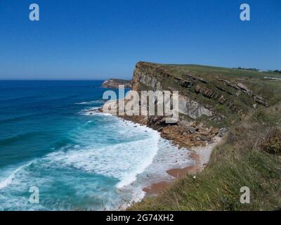 Ribadesella (Ribesella), am Ausgang des Flusses Sella zum Kantabrischen Meer, Fürstentum Asturien, Nordwestspanien. Stockfoto