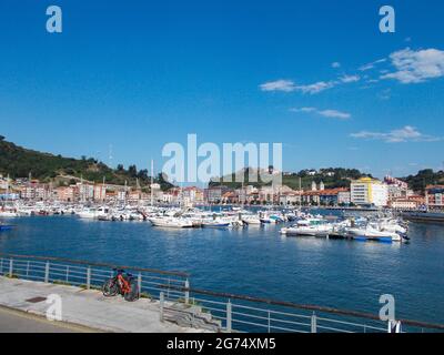 Ribadesella (Ribesella), am Ausgang des Flusses Sella zum Kantabrischen Meer, Fürstentum Asturien, Nordwestspanien. Stockfoto