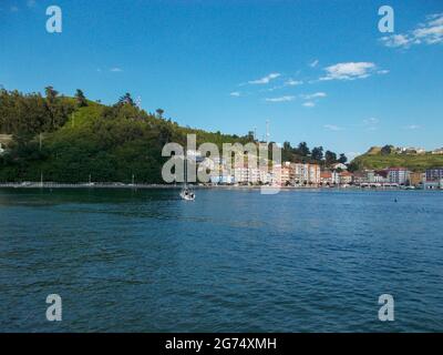 Ribadesella (Ribesella), am Ausgang des Flusses Sella zum Kantabrischen Meer, Fürstentum Asturien, Nordwestspanien. Stockfoto