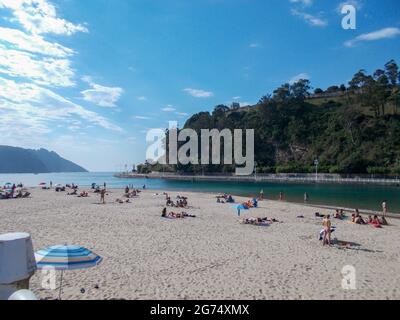 Ribadesella (Ribesella), am Ausgang des Flusses Sella zum Kantabrischen Meer, Fürstentum Asturien, Nordwestspanien. Stockfoto