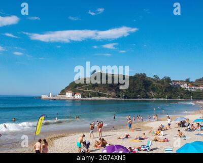 Ribadesella (Ribesella), am Ausgang des Flusses Sella zum Kantabrischen Meer, Fürstentum Asturien, Nordwestspanien. Stockfoto