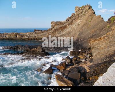 Ribadesella (Ribesella), am Ausgang des Flusses Sella zum Kantabrischen Meer, Fürstentum Asturien, Nordwestspanien. Stockfoto