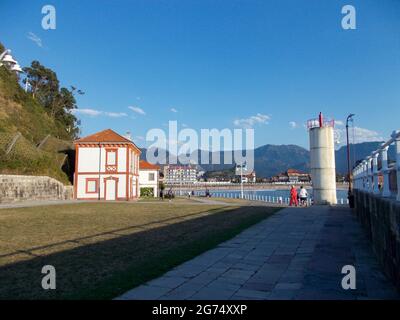 Ribadesella (Ribesella), am Ausgang des Flusses Sella zum Kantabrischen Meer, Fürstentum Asturien, Nordwestspanien. Stockfoto