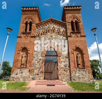 Vorderansicht eines rechteckigen Grundrisss, zwei-Turm-Kirche mit neugotischen Elementen des Zaun-Steinmauerwerks aus der Romantik-Zeit. Karvio St. Joseph's Church - a c Stockfoto