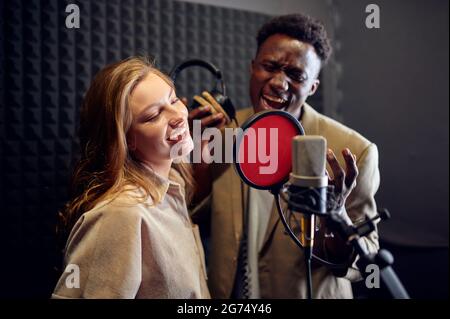 Sänger und Sängerinnen singen, Tonstudio Stockfoto