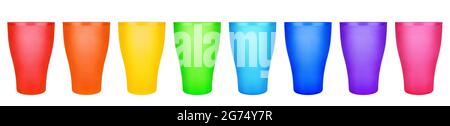 Bunte leere Plastikbecher Set isoliert weiß Nahaufnahme, Farbe blank Trinkgläser, Getränk, Cocktail, Wasser, Tee, Saft, Kaffeetasse, Einweg Stockfoto