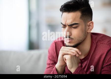 Nahaufnahme Porträt von gestressten arabischen Kerl Probleme, kopieren Raum Stockfoto