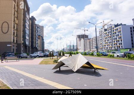 MINSK, WEISSRUSSLAND - 26. JUNI 2021: Nowaja Borowaja oder New Bor Bezirk, Wohnkomplex mit modernen Wohngebäuden in der Stadt Minsk, Weißrussland Stockfoto