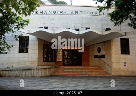 Die Jehangir Art Gallery ist eine Kunstgalerie in Mumbai, die von Sir Cowasji Jehangir auf Drängen von K. K. Hebbar und Homi Bhabha gegründet wurde. Es wurde 1952 erbaut Stockfoto