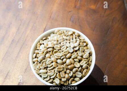 Grüne Kaffeebohnen in der Tasse Stockfoto