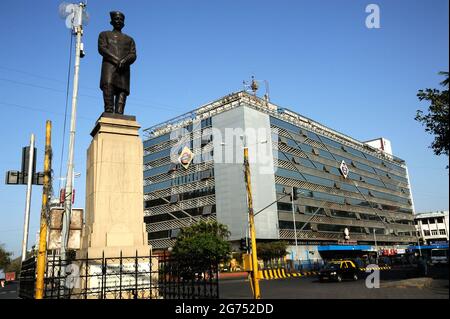 Mumbai; Maharashtra; Indien-März; 2015 : Statue von Sir Dinshow Edulji Wacha und Kirchentor westliche Eisenbahn lokale Endstation Ministerium der indischen Eisenbahn Stockfoto