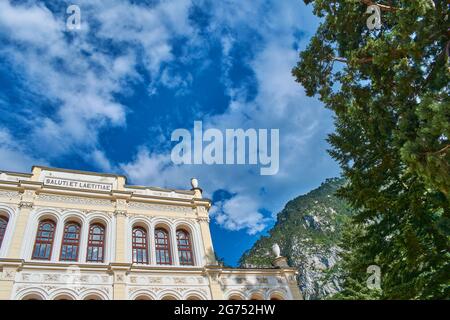 Weitwinkelansicht des Baile Herculane Casino mit blauem Himmel im Hintergrund Stockfoto