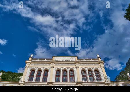 Weitwinkelansicht des Baile Herculane Casino mit blauem Himmel im Hintergrund Stockfoto