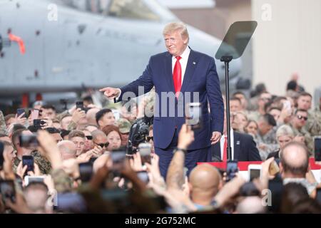 30. Juni 2019-Osan, Südkorea-Aktion des US-Präsidenten Donald Trump nach Ankunft am Militärflugplatz Osan für das Treffen ihrer Soldaten auf dem Militärflugplatz Osan in Osan, Südkorea.US-Präsident Donald Trump trifft heute im Waffenstillstandsdorf Panmunjom die nordkoreanische Leder Kim Jong UN. Stockfoto