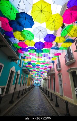 Farbenfrohe Regenschirme der Innenstadt von San Juan, Puerto Ricos Hauptstadt und größte Stadt, liegen an der Atlantikküste der Insel. Stockfoto