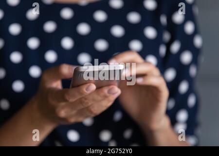 Nahaufnahme des Mobiltelefons in menschlichen Händen. Frau mit Smartphone Stockfoto