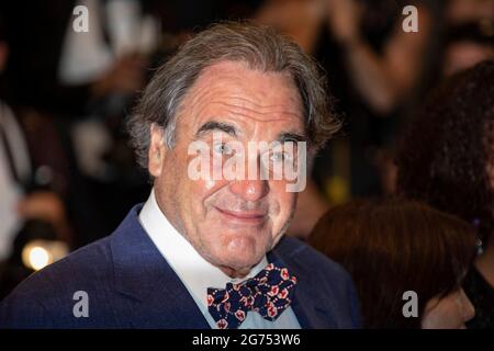 Cannes, Frankreich. Juli 2021. Oliver Stone nimmt an der Vorführung des „Flag Day“ während der 74. Jährlichen Filmfestspiele von Cannes am 10. Juli 2021 in Cannes, Frankreich, Teil. Franck Bonham/imageSPACE t/Sipa USA Credit: SIPA USA/Alamy Live News Stockfoto