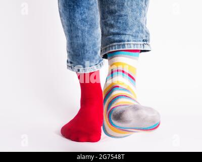 Herrenbeine und helle Socken. Ohne Schuhe. Nahaufnahme. Stil, Schönheit und Eleganz Konzept Stockfoto