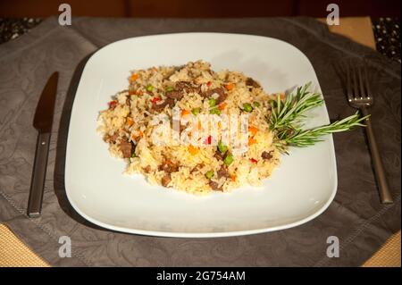 Reispilaf mit Fleisch und Gemüse Stockfoto