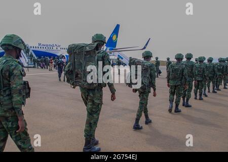 (210711) -- KIGALI, 11. Juli 2021 (Xinhua) -- Ruandas Armee- und Polizeipersonal besteigen ein Flugzeug nach Mosambik in Kigali, der Hauptstadt Ruandas, 10. Juli 2021. Die ruandische Regierung hat am Freitag begonnen, eine 1000-köpfige gemeinsame Truppe von Armee- und Polizeikräften nach Mosambik zu entsenden, um die Bemühungen zur Wiederherstellung der staatlichen Autorität in der unruhig-verhafteten Region zu unterstützen. Der Einsatz des Kontingents, das aus Mitgliedern der Ruanda Defence Force und der Ruanda National Police besteht, nach Cabo Delgado, Mosambiks gasreicher Provinz, die von bewaffneten Gruppen und Aufständischen im Zusammenhang mit dem Islamischen Staat bedroht ist, ist ein Stockfoto