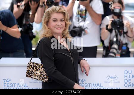 Cannes, Frankreich. Juli 2021. 74. Filmfestspiele von Cannes 2021, Fotocall Film : ‘De son vivant' - im Bild: Catherine Deneuve Kredit: Unabhängige Fotoagentur/Alamy Live News Stockfoto