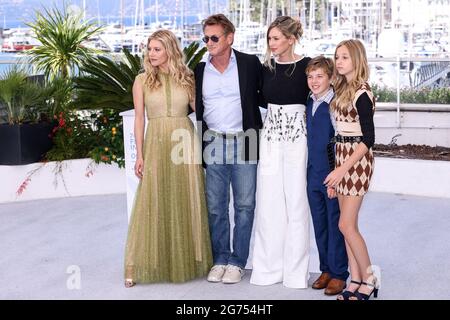 CANNES - 11. JULI: Katheryn Winnick, Sean Penn, Dylan Penn, Beckham Crawford und Jadyn Rylee am „FLAG DAY“ Photocall während der 74. Filmfestspiele von Cannes am 11. Juli 2021 im Palais des Festivals in Cannes, Frankreich. (Foto von Lyvans Boolaky/ÙPtertainment/Sipa USA) Stockfoto