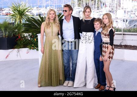 CANNES - 11. JULI: Katheryn Winnick, Sean Penn, Dylan Penn, Beckham Crawford und Jadyn Rylee am „FLAG DAY“ Photocall während der 74. Filmfestspiele von Cannes am 11. Juli 2021 im Palais des Festivals in Cannes, Frankreich. (Foto von Lyvans Boolaky/ÙPtertainment/Sipa USA) Stockfoto