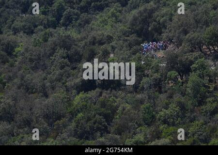 Das Reiterpaar, das während der Etappe 15 der 108. Auflage des Radrennens der Tour de France von Ceret bis Andorre-la-Vieille (191,3 Stockfoto