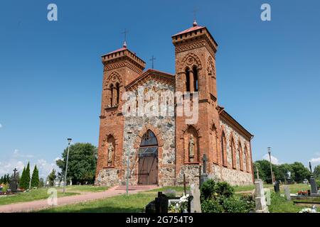 Rechteckiger Grundrissplan, zwei-Turm-Kirche mit neogotischen Elementen der romantischen Zeit Zaun Steinmauerwerk. Karvio St. Joseph's Church - eine Kirche stehend Stockfoto