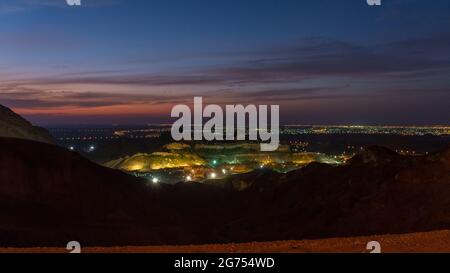 Wunderschöne Aussicht auf die Stadt Al Ain vom Gipfel des Jebel Hafeet in der Stadt Al Ain in den Vereinigten Arabischen Emiraten. Blick auf die Stadt bei Stockfoto