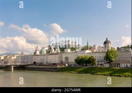 Schöner Blick über die Stadt Salzburg von der Salzach aus am strahlenden Sommertag. Wunderschöne historische Gebäude. Geburtsstadt von Mozart. Stockfoto