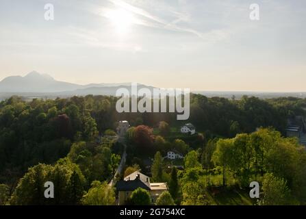 Von der Hohensalzburg in der wunderschönen Stadt Salzburg in Österreich hat man einen wunderschönen Blick auf die umliegende Landschaft. Stockfoto