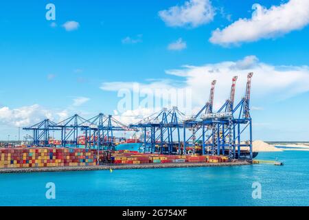 Frachtkräne im Hafen, Freeport, Bahamas Stockfoto