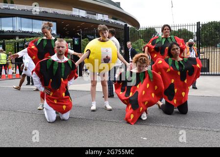 London, Großbritannien. Juli 2021. Extinction Rebellion und Fossil Free London protestieren vor dem Wimbledon Tennis Court während des Männer-Finales. Die Demonstranten fordern von HSBC, keine Investitionen mehr in fossile Brennstoffe zu tätigen. Quelle: Andrea Domeniconi/Alamy Live News Stockfoto