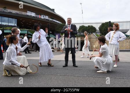 London, Großbritannien. 11. Juli 2021. Extinction Rebellion und Fossil Free London protestieren vor dem Wimbledon Tennis Court während des Männer-Finales. Die Demonstranten fordern von HSBC, keine Investitionen mehr in fossile Brennstoffe zu tätigen. Quelle: Andrea Domeniconi/Alamy Live News Stockfoto