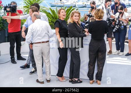 Palais des Festivals, Cannes, Frankreich. Juli 2021. Besetzung Posen bei der 'Peaceful (De son vivant)' Fotocall. Personen Im Bild, Benoit Magimel, Gabriel Sara, Emmanuelle Bercot, Catherine Deneuve, Cecile de France. Bild nach Kredit: Julie Edwards/Alamy Live News Stockfoto