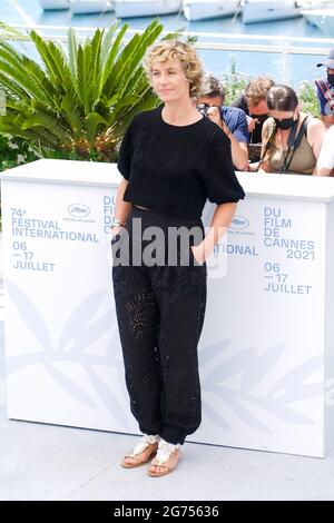 Palais des Festivals, Cannes, Frankreich. Juli 2021. Cecile de France posiert beim 'friedlichen (De son vivant)' Fotocall. Personen Abgebildet, Emmanuelle Bercot. Catherine Deneuve. Bild nach Kredit: Julie Edwards/Alamy Live News Stockfoto