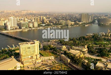 Kairo-Ägypten - 04. Oktober 2020: Schöner Stadtüberblick vom Cairo Tower und Autoverkehr tagsüber. Panorama von Kairo Stadtbild mit Nil Fluss. Al Stockfoto