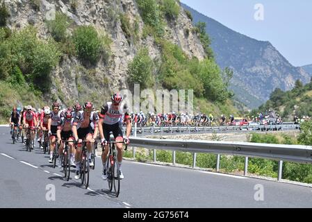 Das Reiterpaar, das während der Etappe 15 der 108. Auflage des Radrennens der Tour de France von Ceret bis Andorre-la-Vieille (191,3 Stockfoto