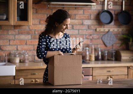 Glücklicher Käufer, der über den Internet-Shop gekauft wurde Stockfoto