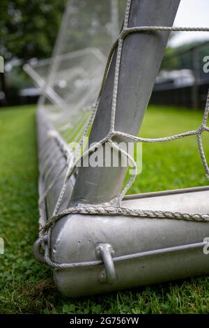 Nahaufnahme der Ecke eines rußigen Goldes. Silberner Stahl und weißes Netz Stockfoto