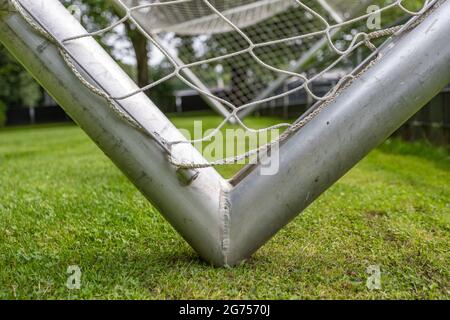 Nahaufnahme der Ecke eines rußigen Goldes. Silberner Stahl und weißes Netz Stockfoto